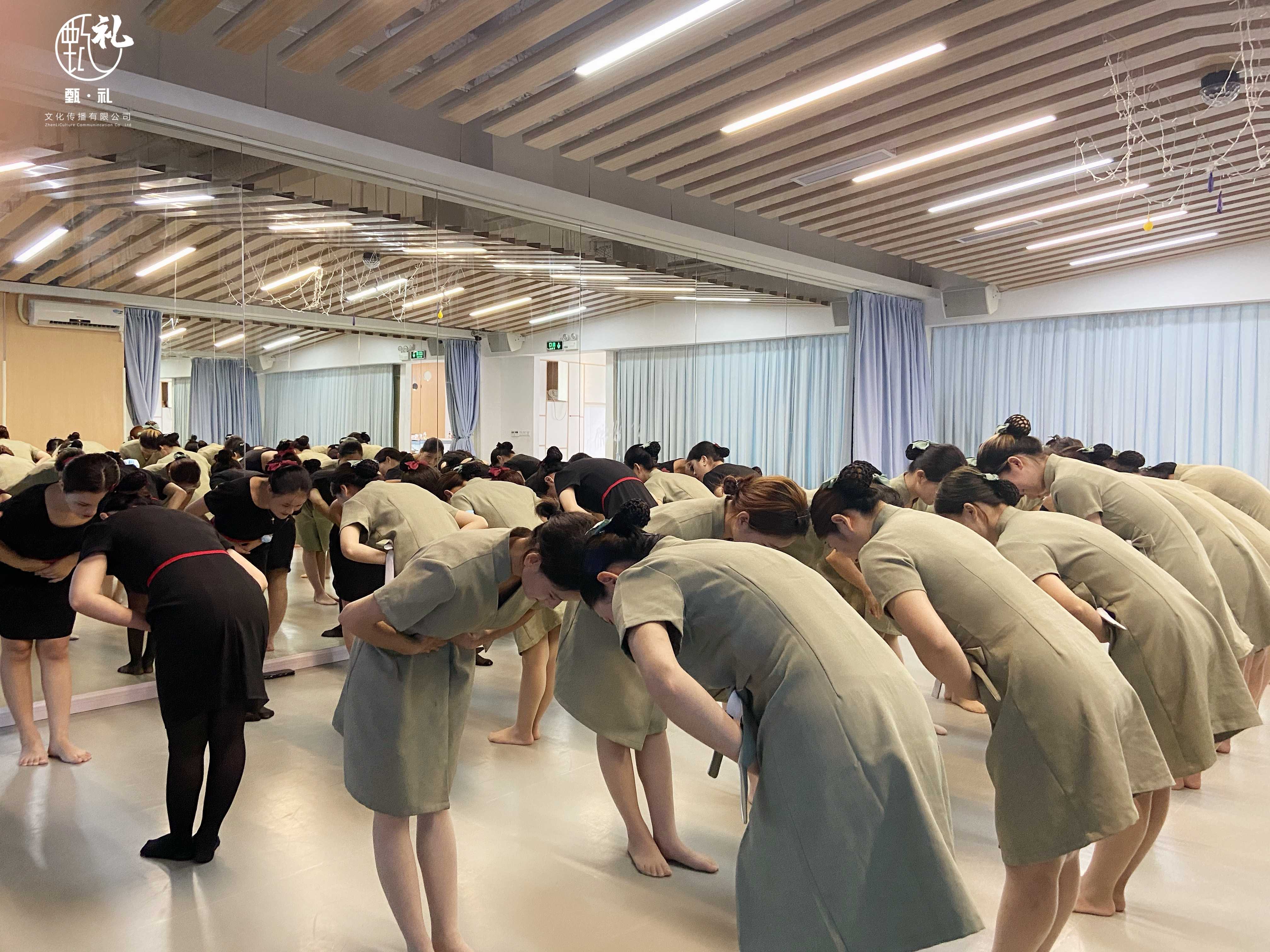 提升企業(yè)服務效能，為什么選擇佛山服務禮儀培訓班？