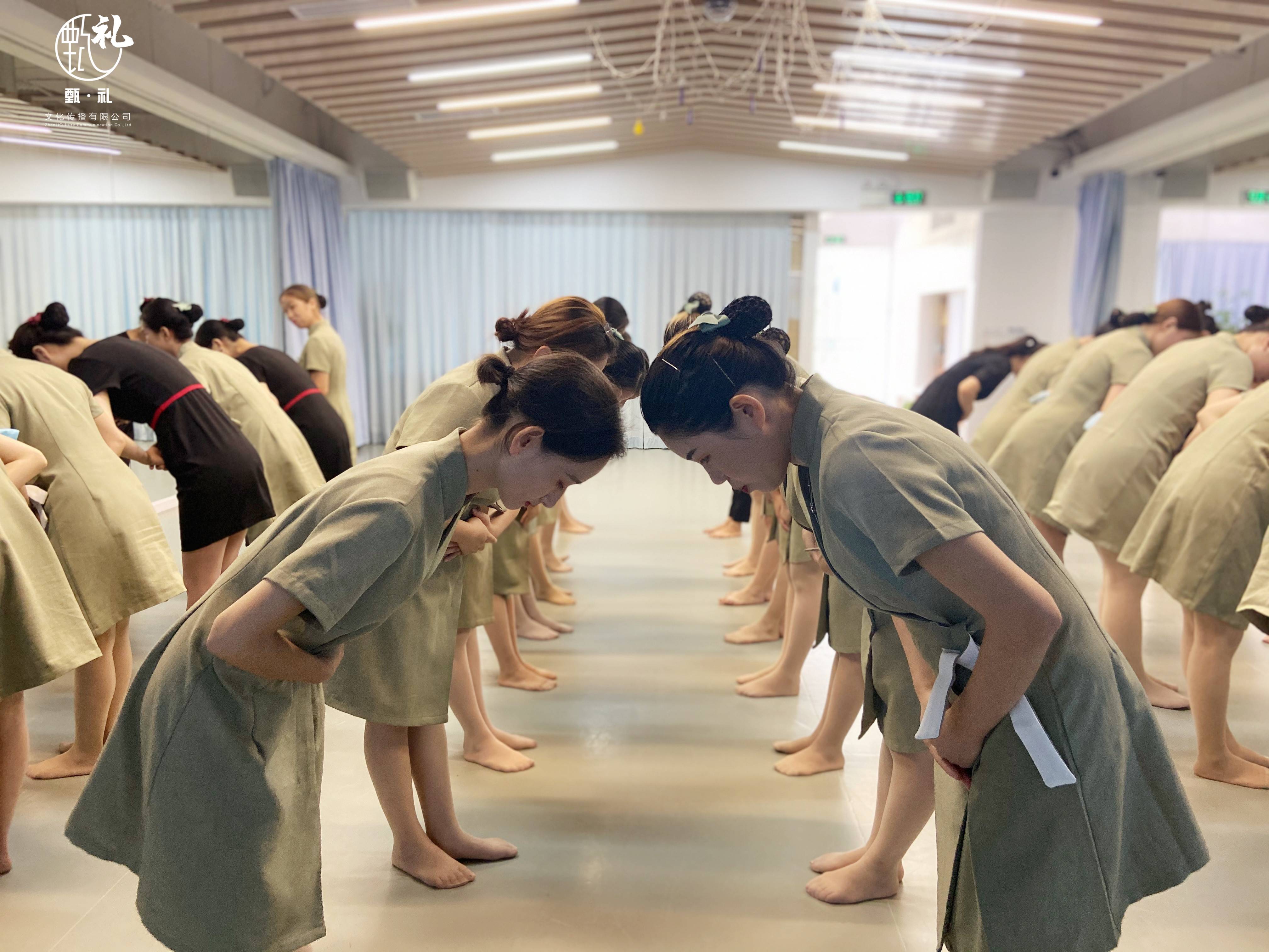 東莞培訓禮儀班助力企業效能與形象提升的典范