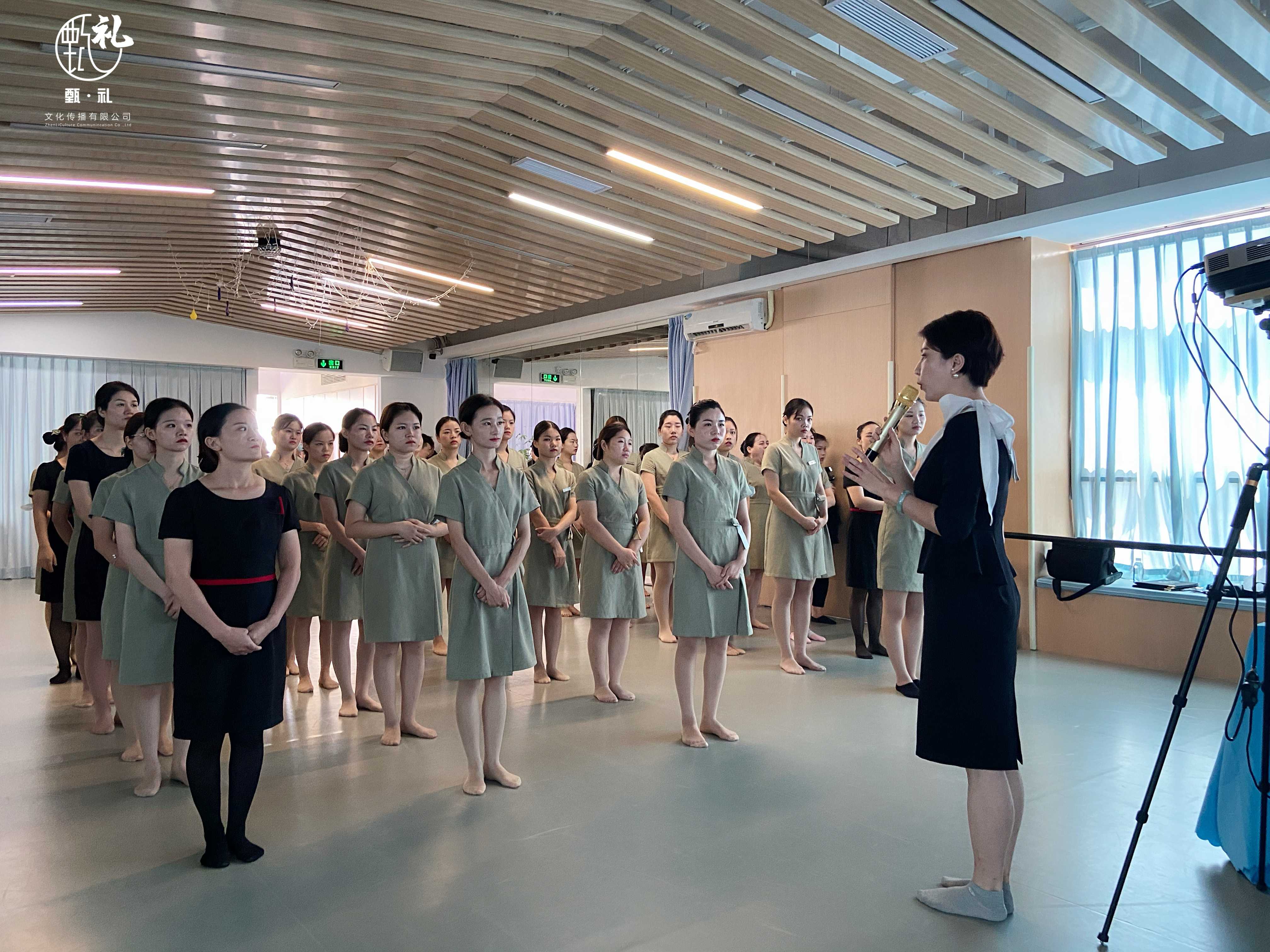 東莞正規禮儀培訓學校：助力企業服務效能與形象雙提升